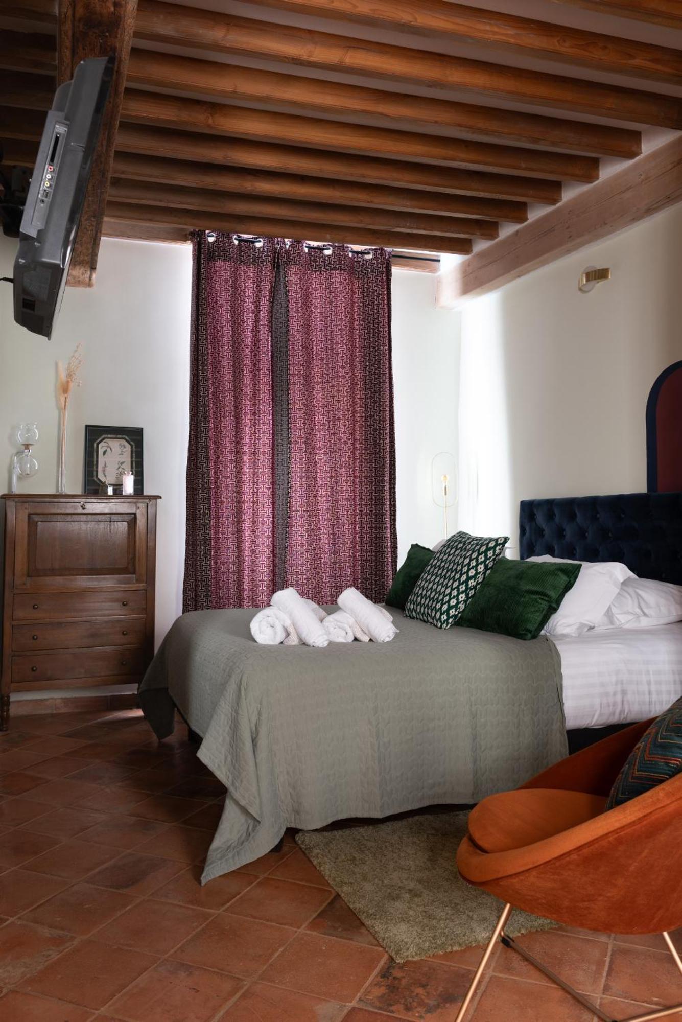 La Maison D'En Bas Des Seigneurs Cucuron Rom bilde