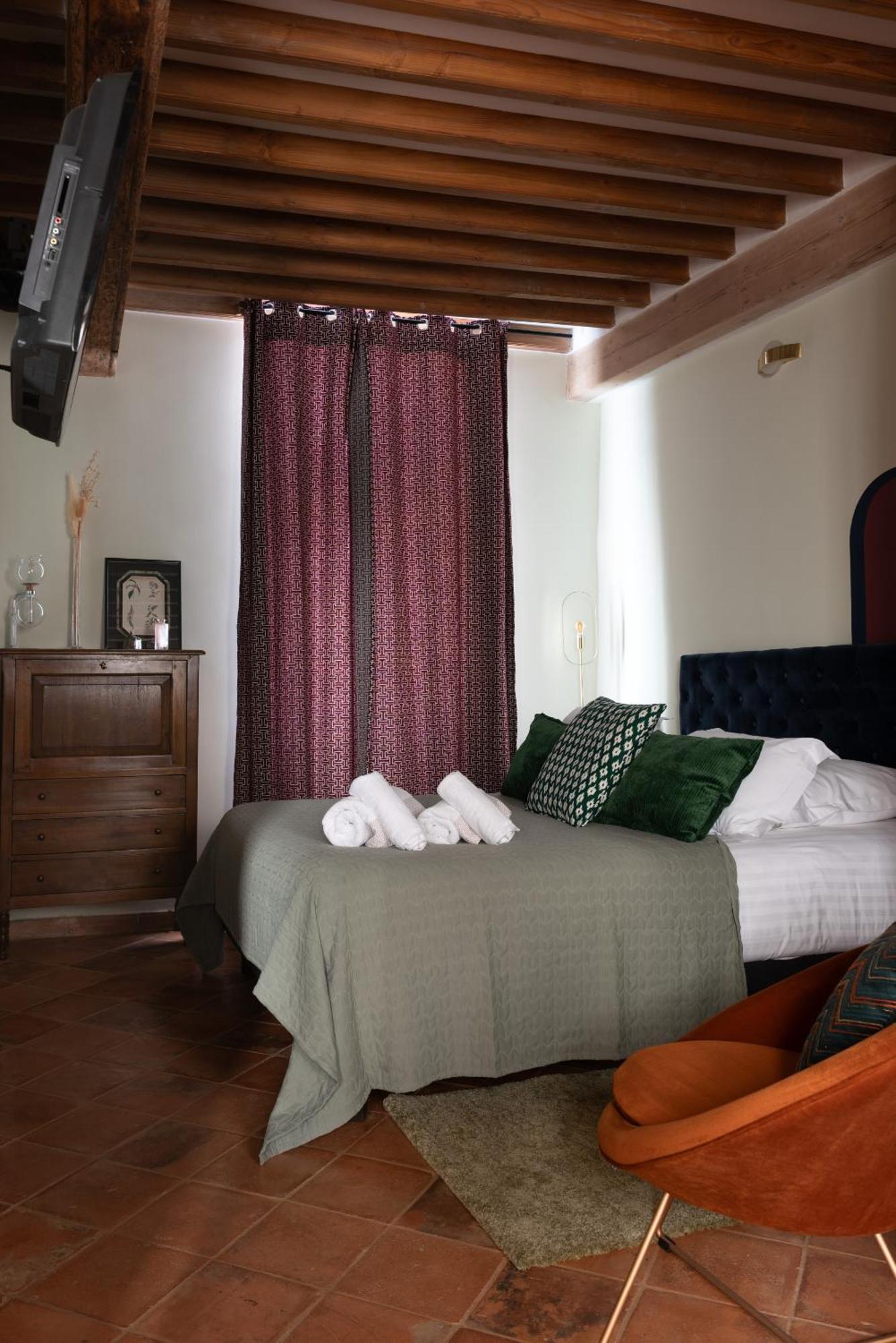 La Maison D'En Bas Des Seigneurs Cucuron Rom bilde
